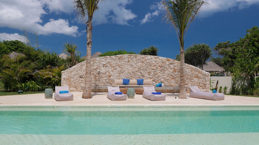 Villa Seascape - Poolside sunbeds